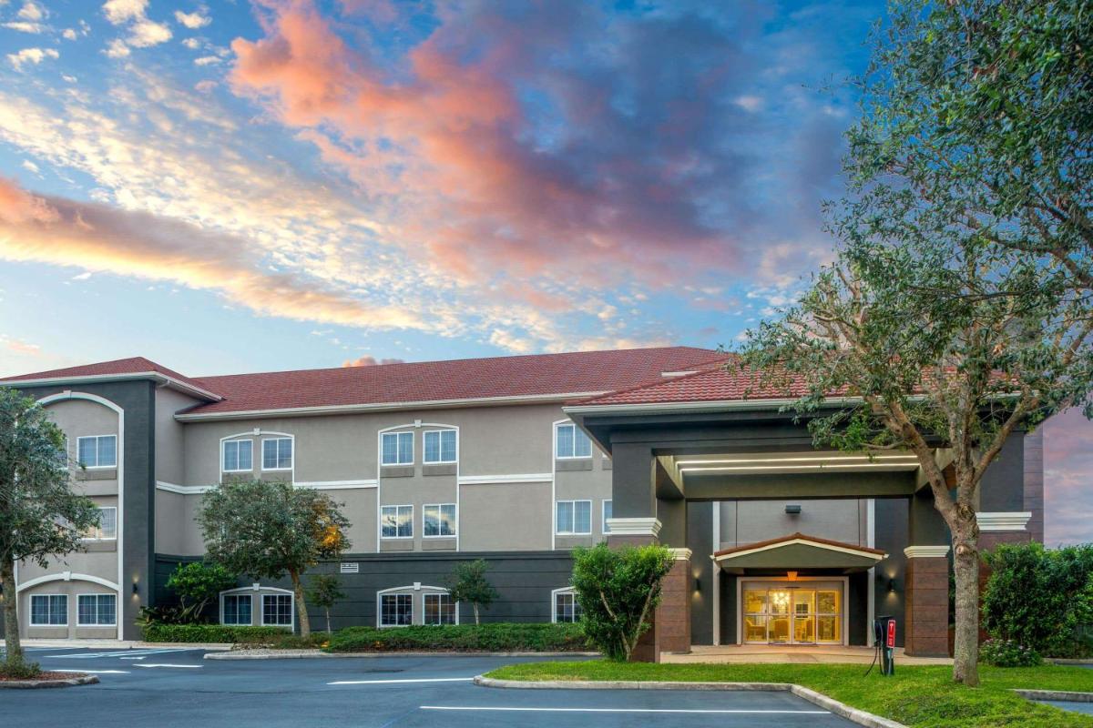La Quinta by Wyndham Sebring - Housity