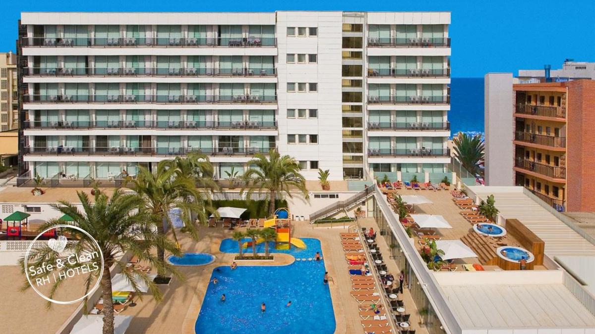 Una vista aérea de un complejo turístico con piscina. en Hotel RH Bayren Parc, en Gandía