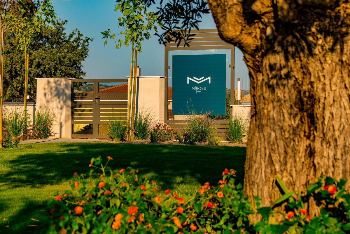Miroes Suites - Housity
