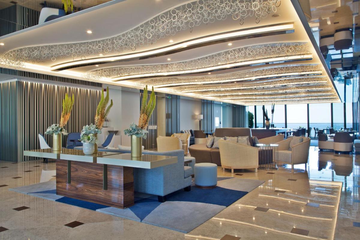 Uma área de estar em InterContinental Cascais-Estoril by IHG