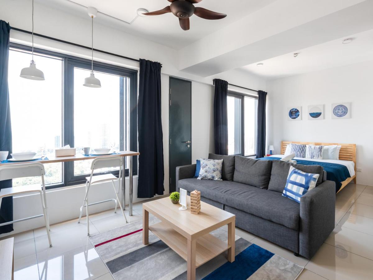 MUJI B&W Studio - Seaview at 218 Tropicana NEAR Komtar Food Heaven with Netflix & TV Box - Housity