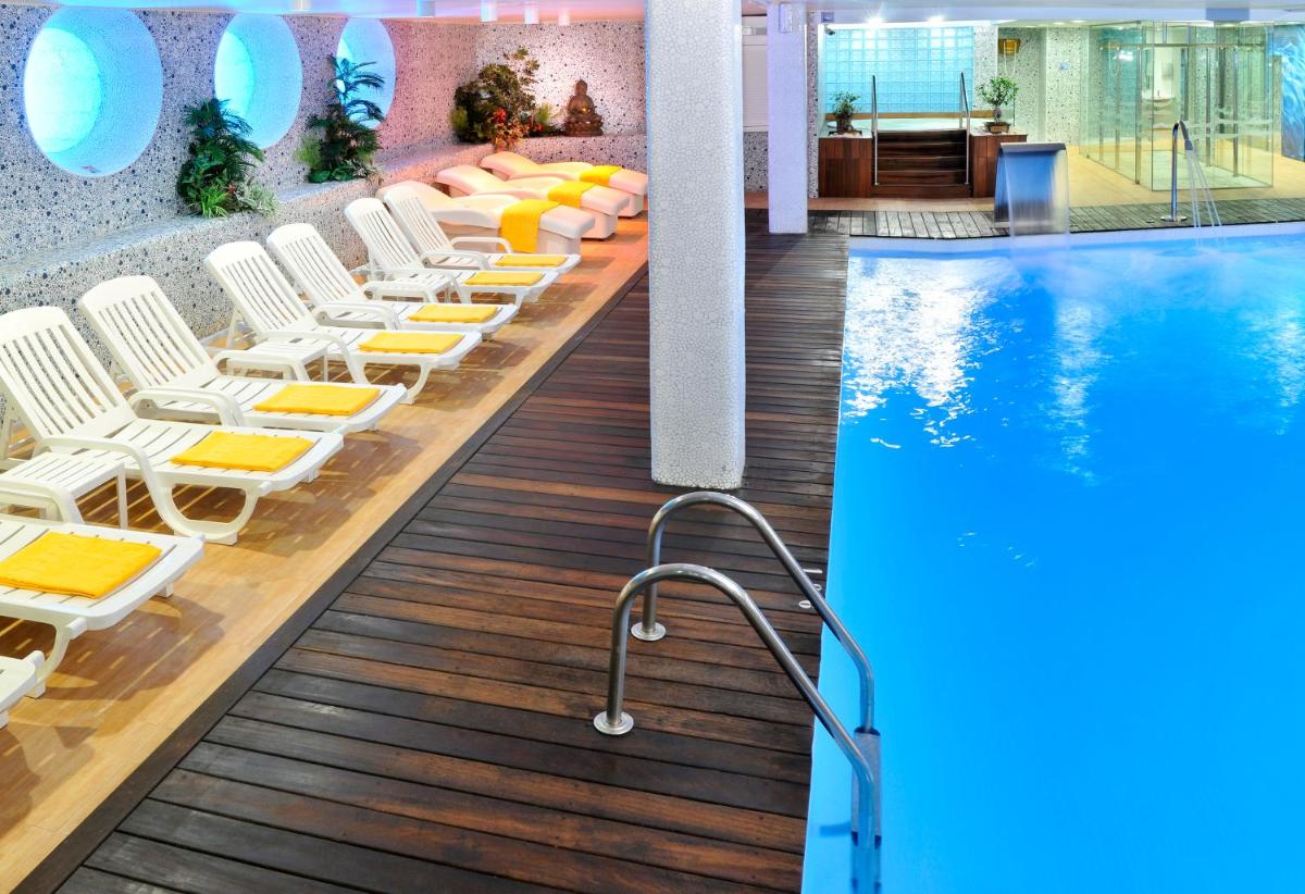 Piscina en o cerca de GHT Oasis Tossa & Spa
