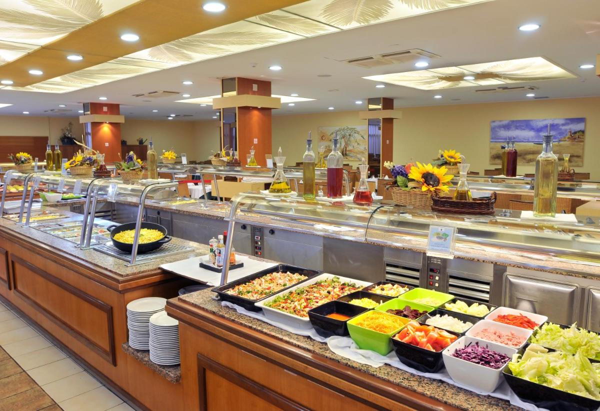 Comida en o cerca de este hotel