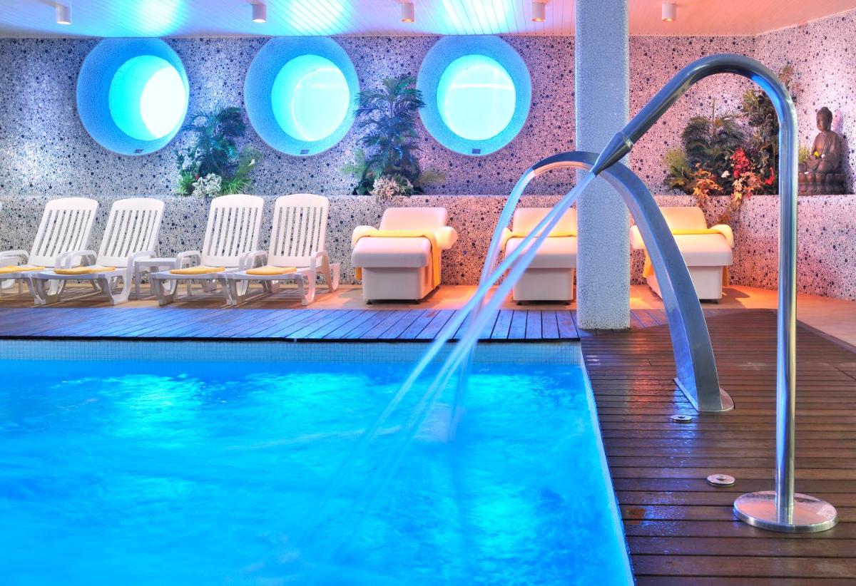 Piscina en o cerca de GHT Oasis Tossa & Spa