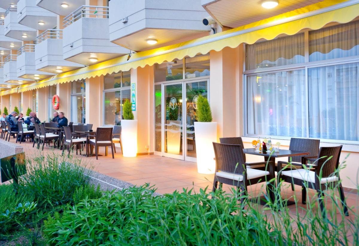 Un restaurante o sitio para comer en GHT Oasis Tossa & Spa