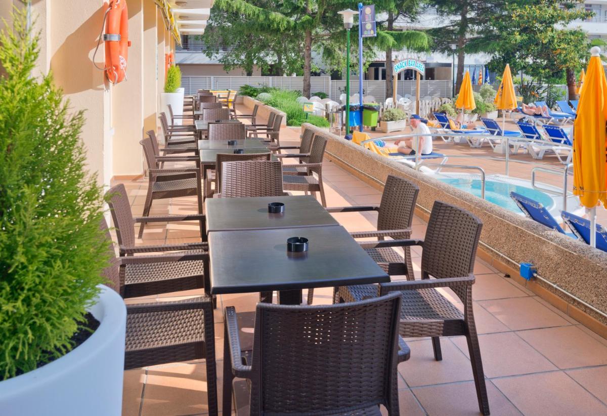 Piscina en o cerca de GHT Oasis Tossa & Spa