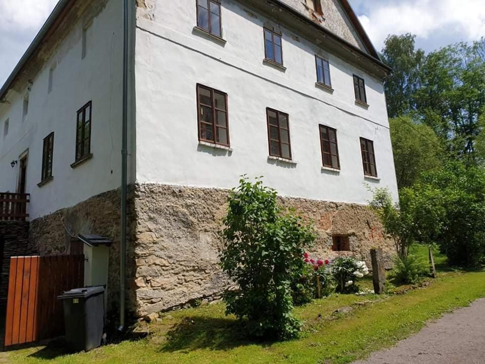 Usedlost Pod lipou - Housity