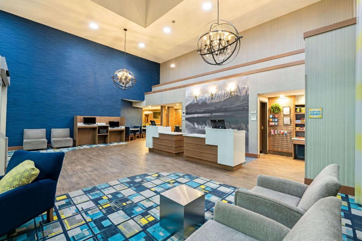 La Quinta by Wyndham Logan - Housity