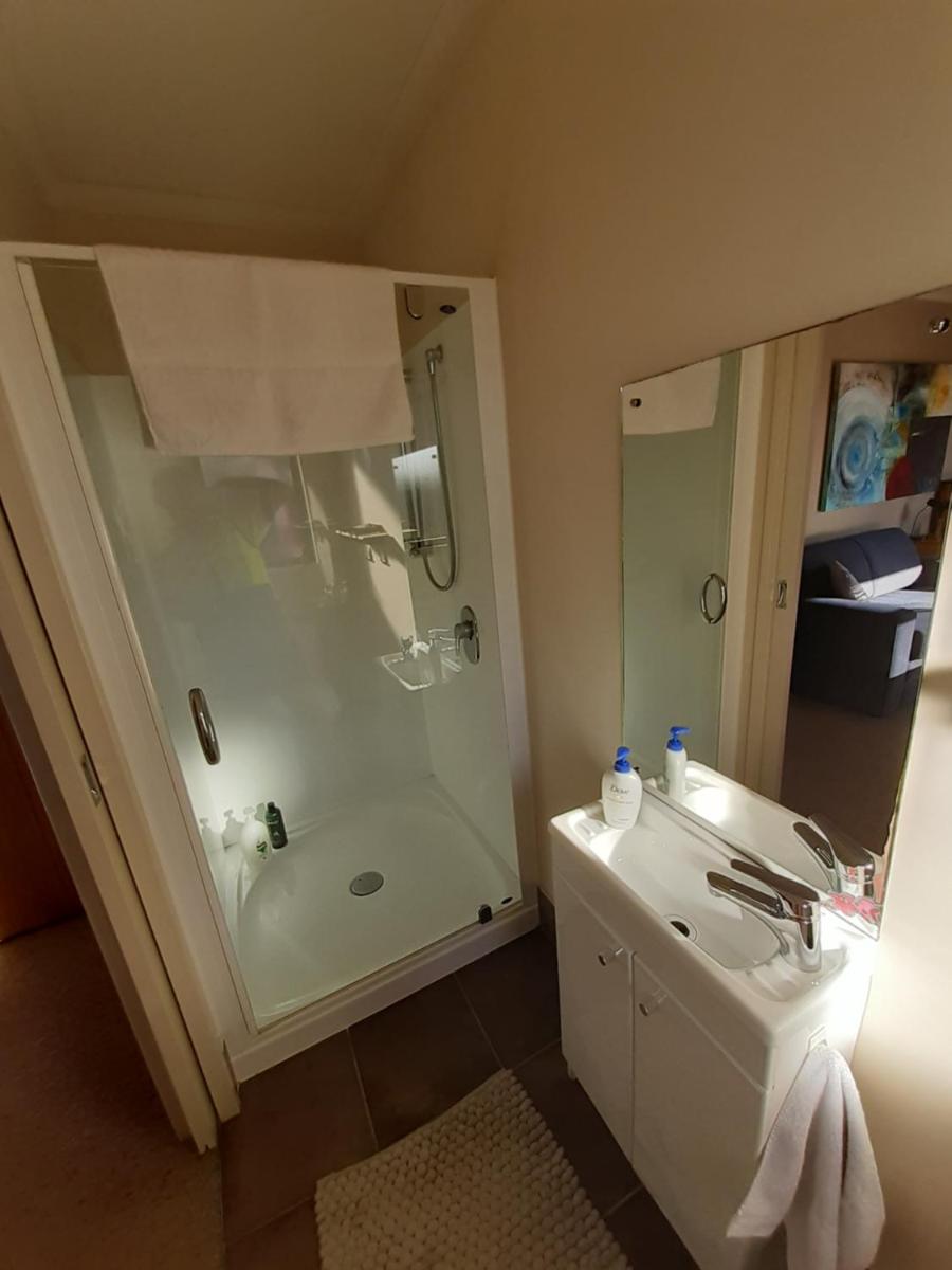 Modern BNB unit with Wifi and Breakfast - Housity