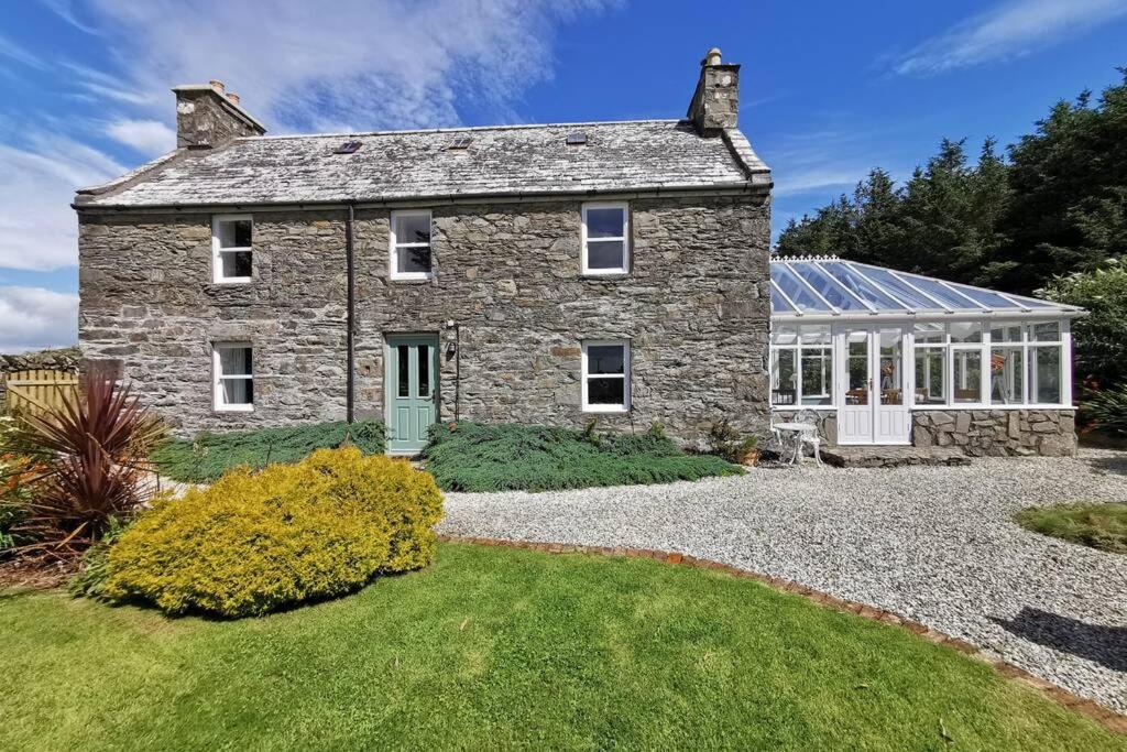 Cosy, Coastal Retreat with a Large Garden - Housity