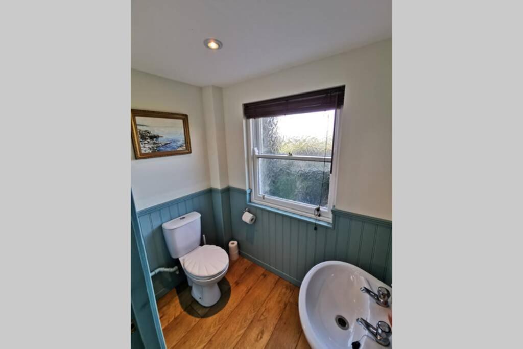 Cosy, Coastal Retreat with a Large Garden - Housity