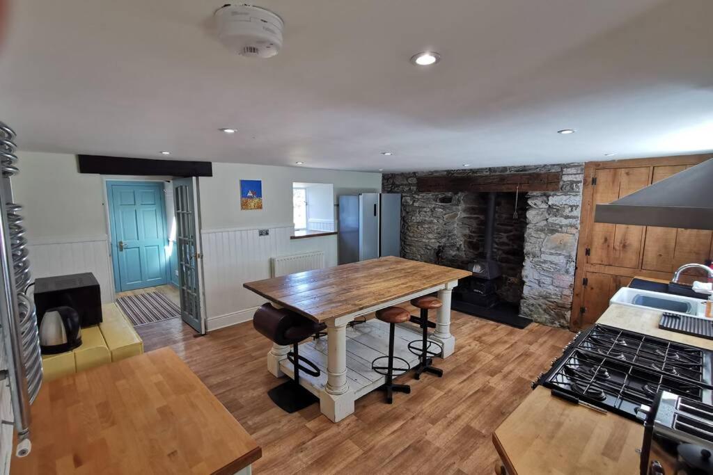 Cosy, Coastal Retreat with a Large Garden - Housity