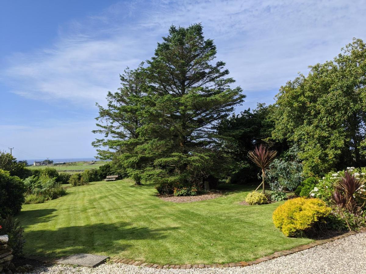 Cosy, Coastal Retreat with a Large Garden - Housity