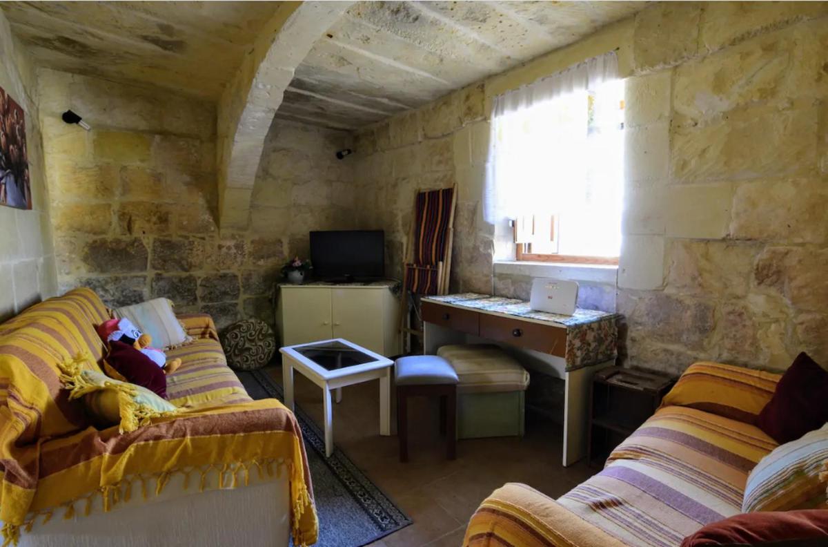 400YR Farmhouse in Xaghra Gozo - Separate Rooms - Housity