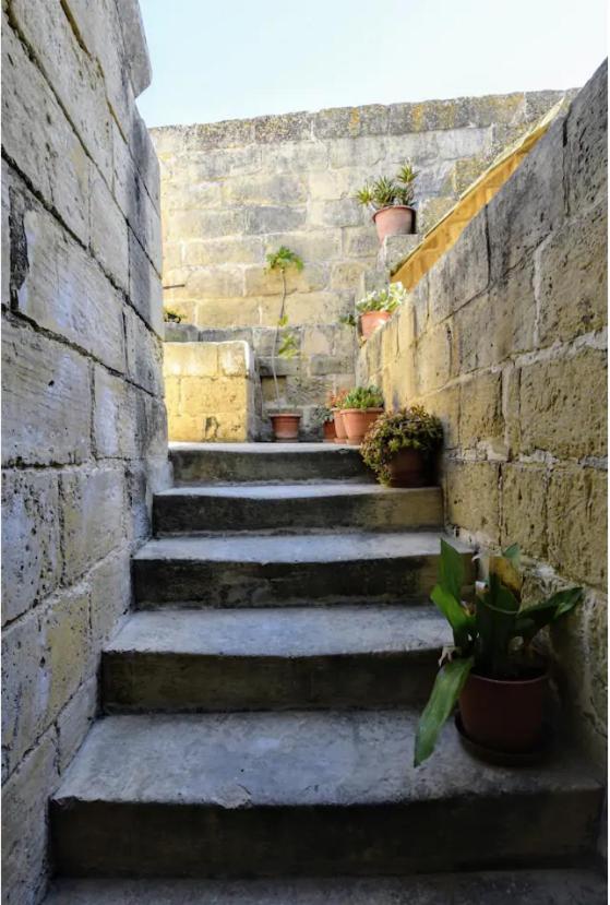 400YR Farmhouse in Xaghra Gozo - Separate Rooms - Housity