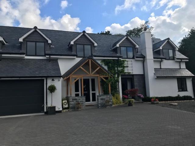 Riverside Stay - Housity