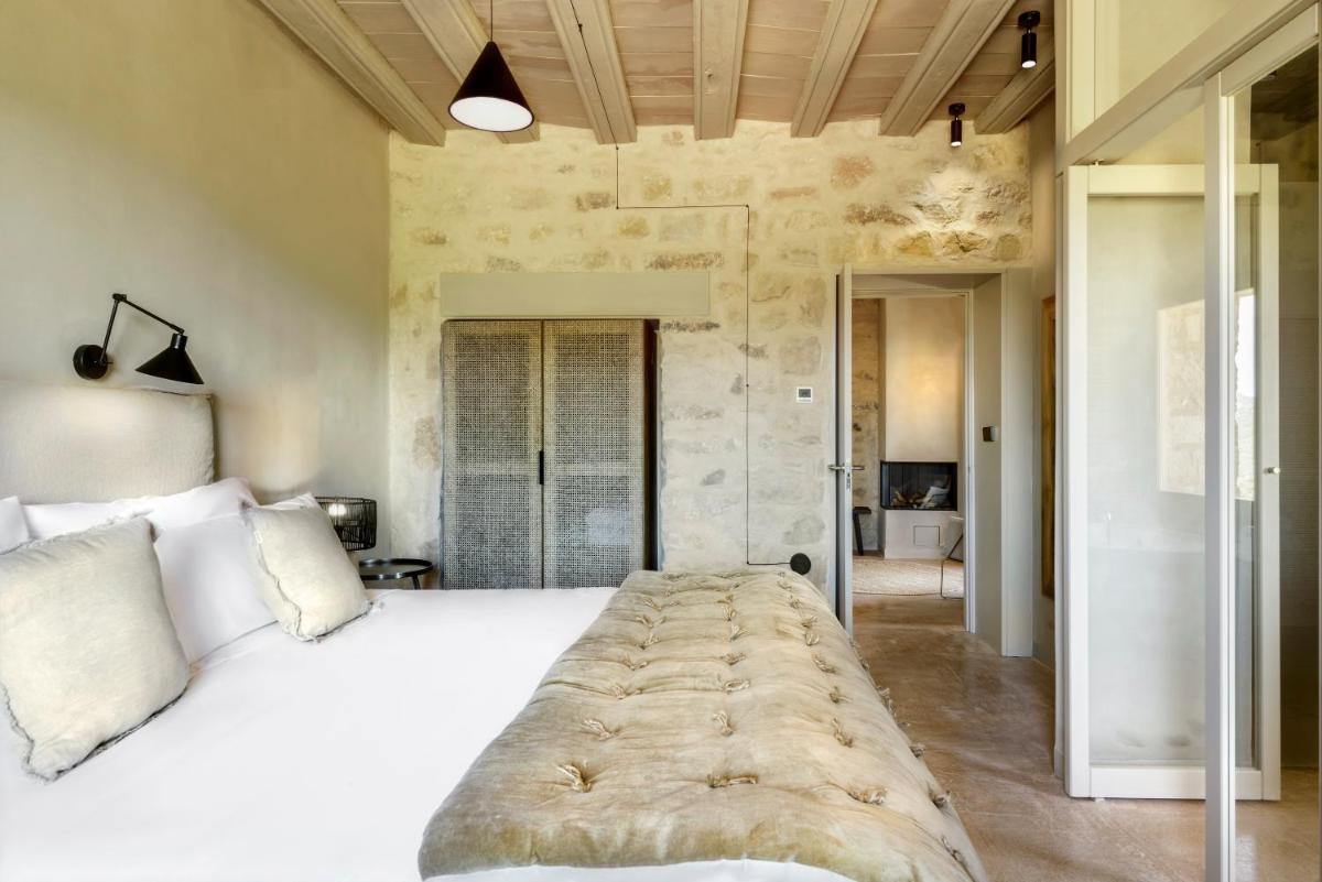 Cama o camas de una habitación en Torre del Marqués Hotel Spa & Winery - Small Luxury Hotels