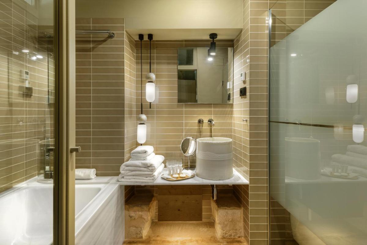 Un baño de Torre del Marqués Hotel Spa & Winery - Small Luxury Hotels