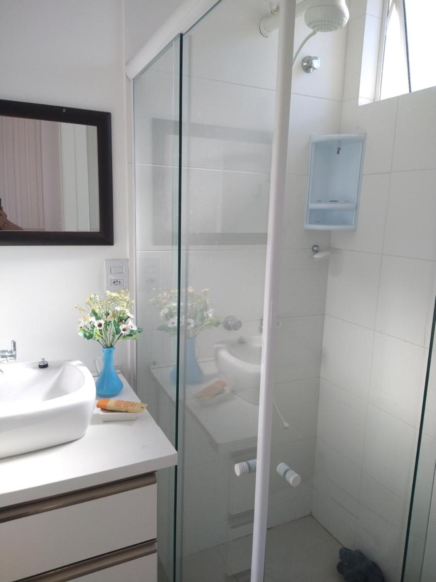 Suíte 1 com cama de casal,em apartamento compartilhado ar condicionado, tv, e Wi-fi -frigobar - Housity