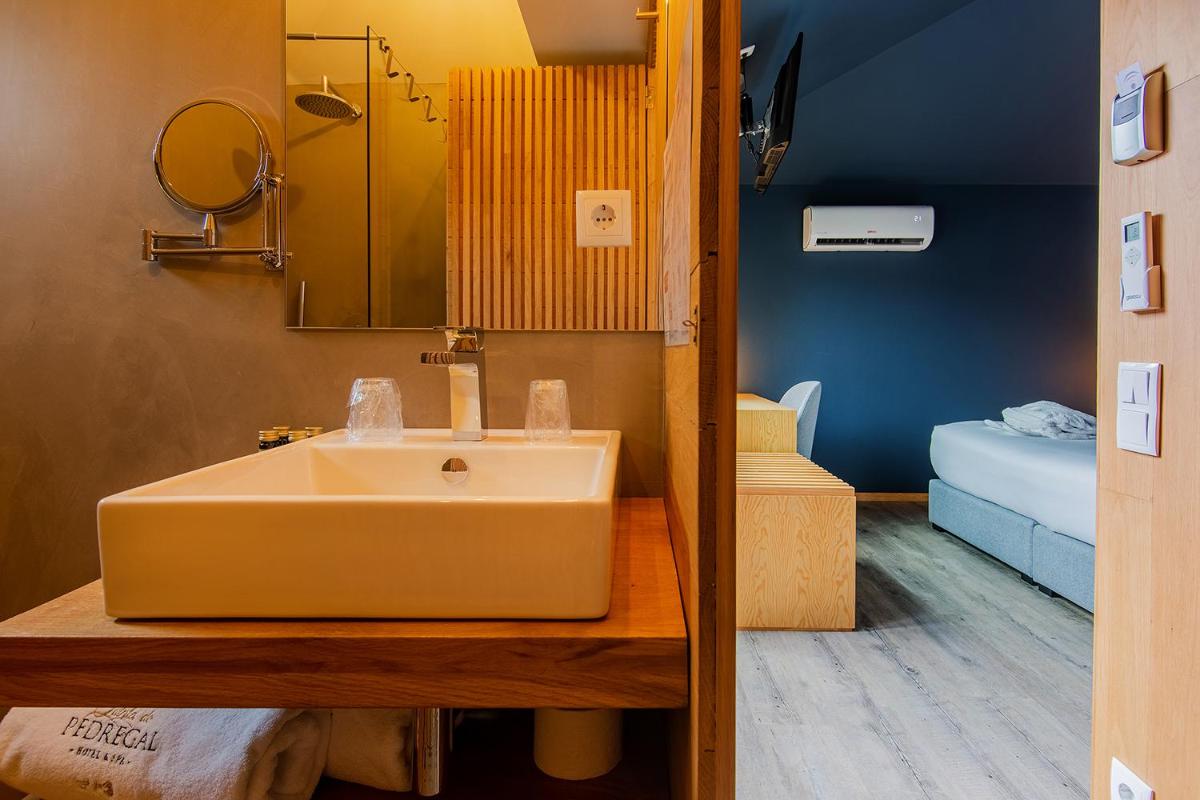 Uma casa de banho em Quinta do Pedregal Hotel & Spa