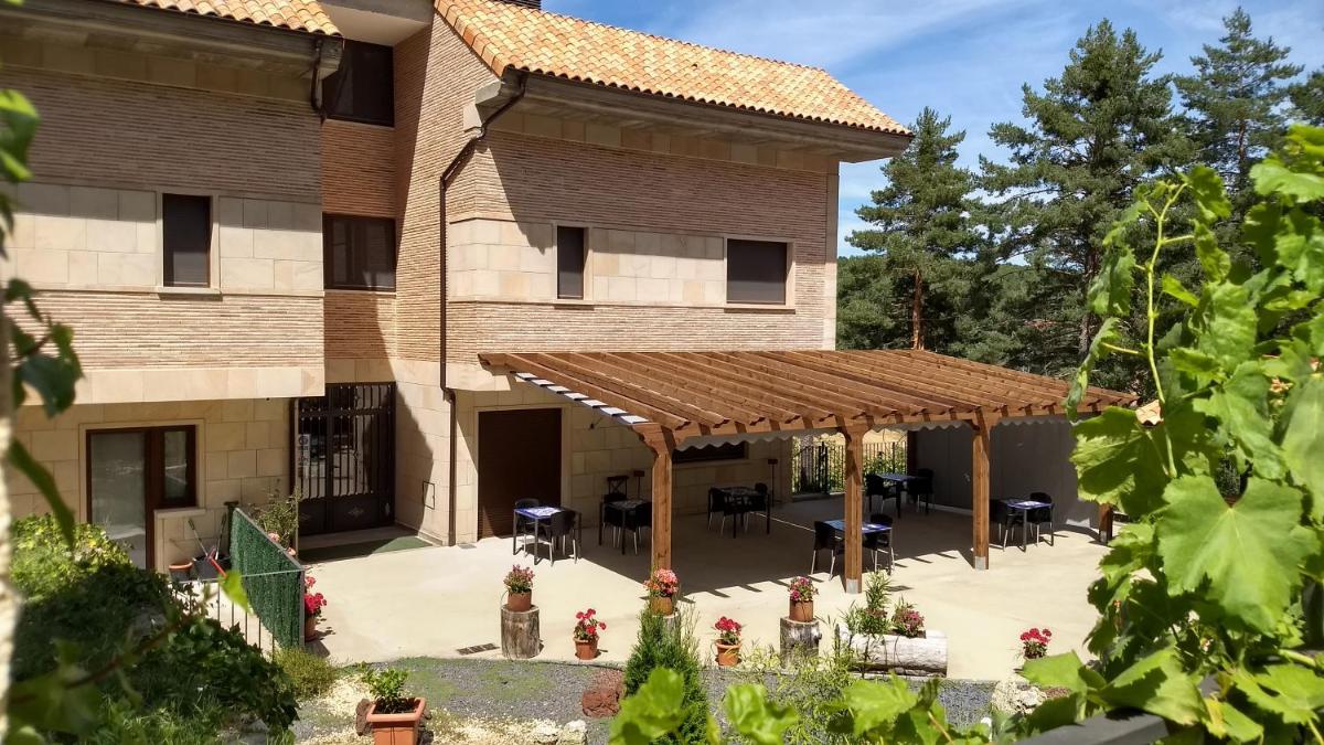 - Vistas al exterior de un edificio con pérgola en Hotel Rural El Nido de Pinares, en Navaleno