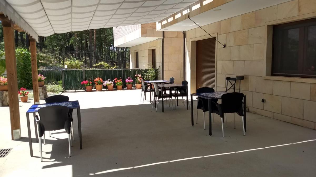 Un restaurante o sitio para comer en Hotel Rural El Nido de Pinares