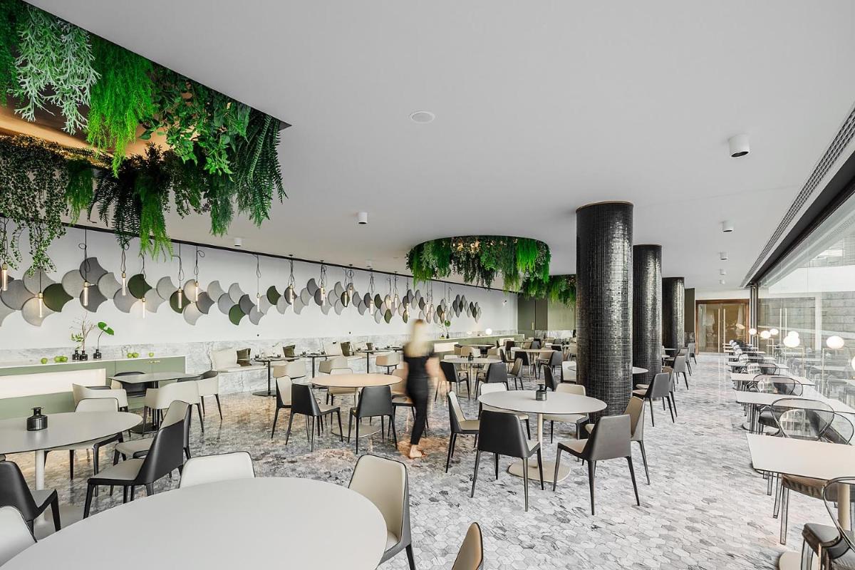 Um restaurante ou outro lugar para comer em Azoris Royal Garden – Leisure & Conference Hotel