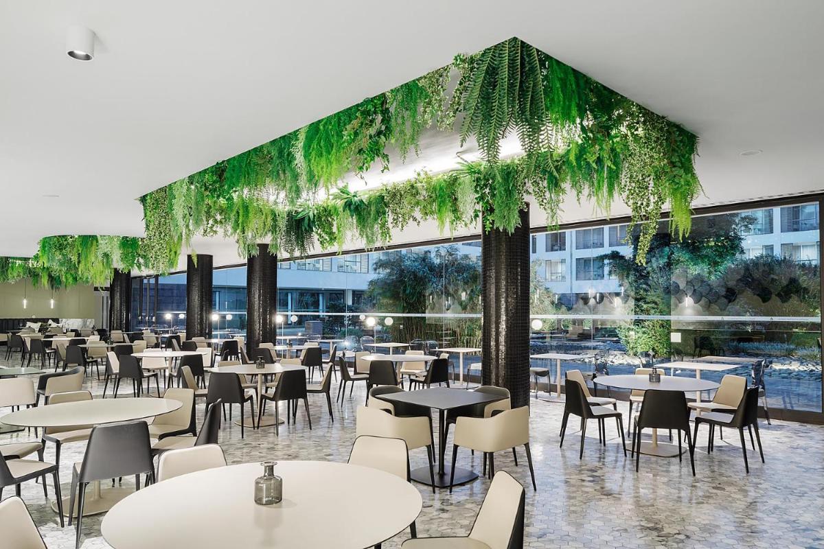 Um restaurante ou outro lugar para comer em Azoris Royal Garden – Leisure & Conference Hotel