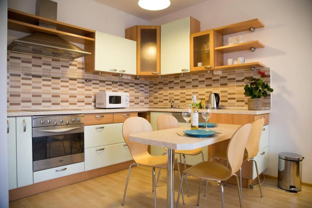 Modern apartments - Airport 8mins - Housity