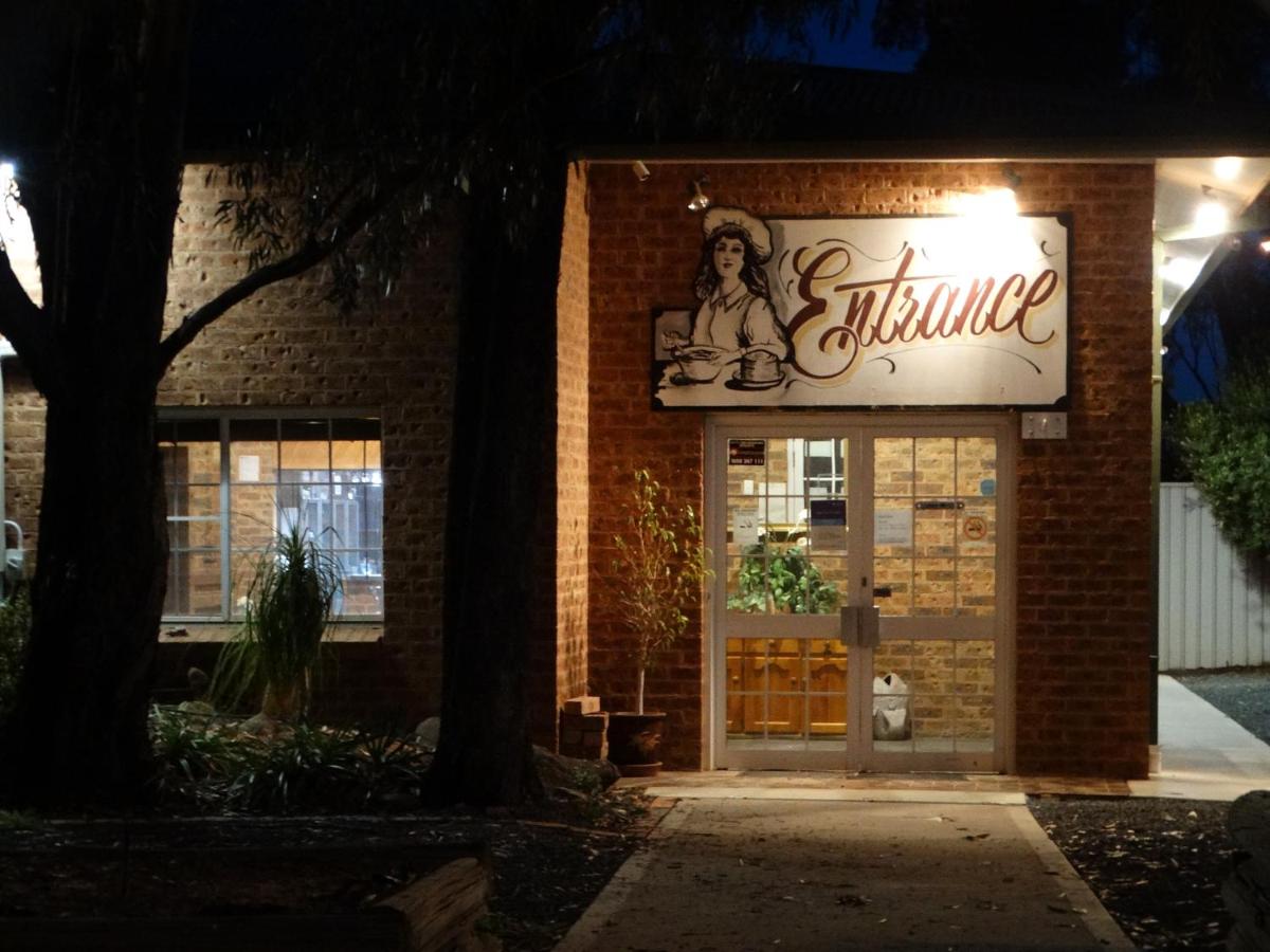 Colonial Motor Inn - Housity