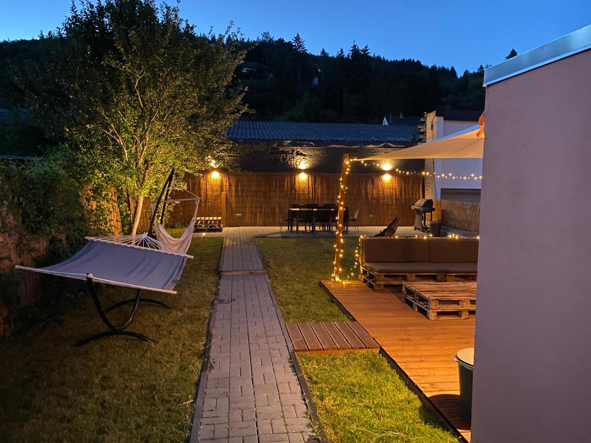 Nürburgring Industrial Design House, großer Garten, BBQ - Housity