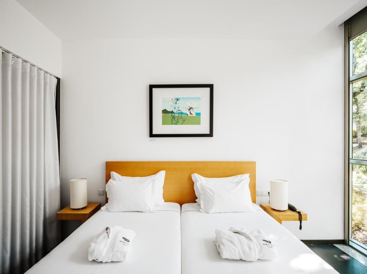 Uma cama ou camas num quarto em Boticas Hotel Art & SPA