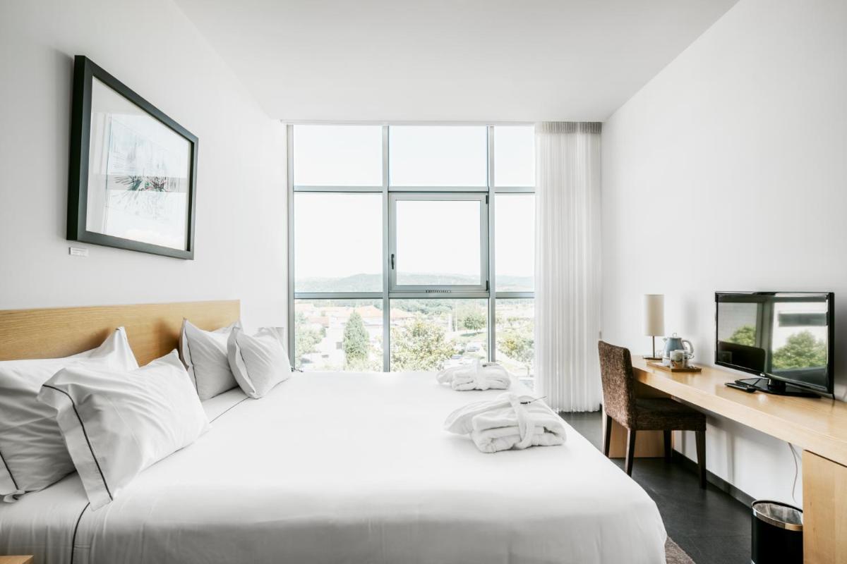Uma cama ou camas num quarto em Boticas Hotel Art & SPA