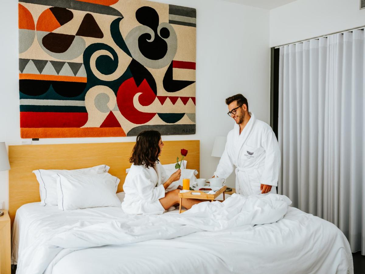 Uma cama ou camas num quarto em Boticas Hotel Art & SPA