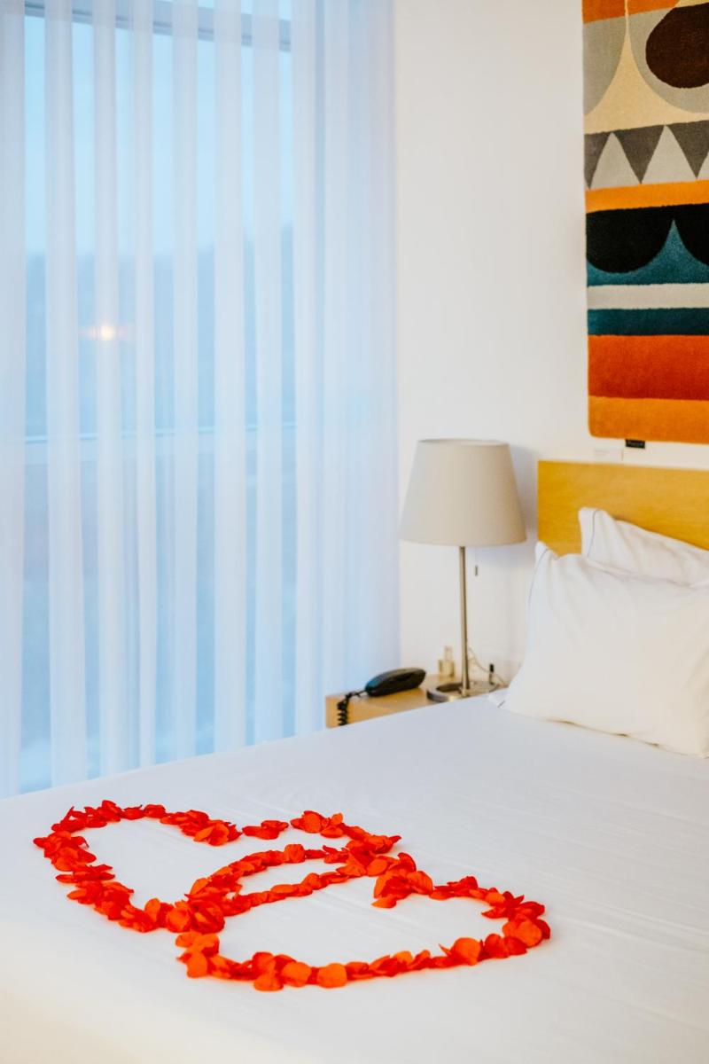 Uma cama ou camas num quarto em Boticas Hotel Art & SPA