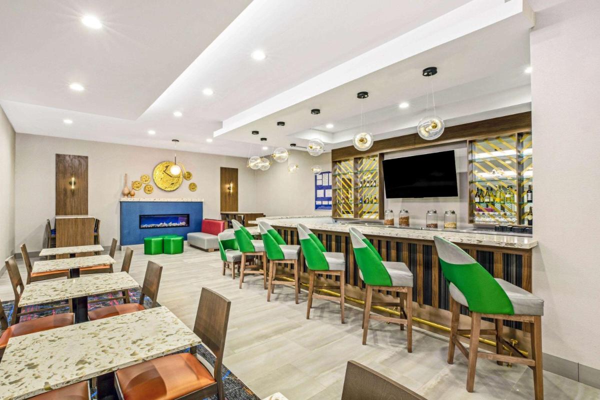 La Quinta by Wyndham Waco Baylor Downtown - Housity