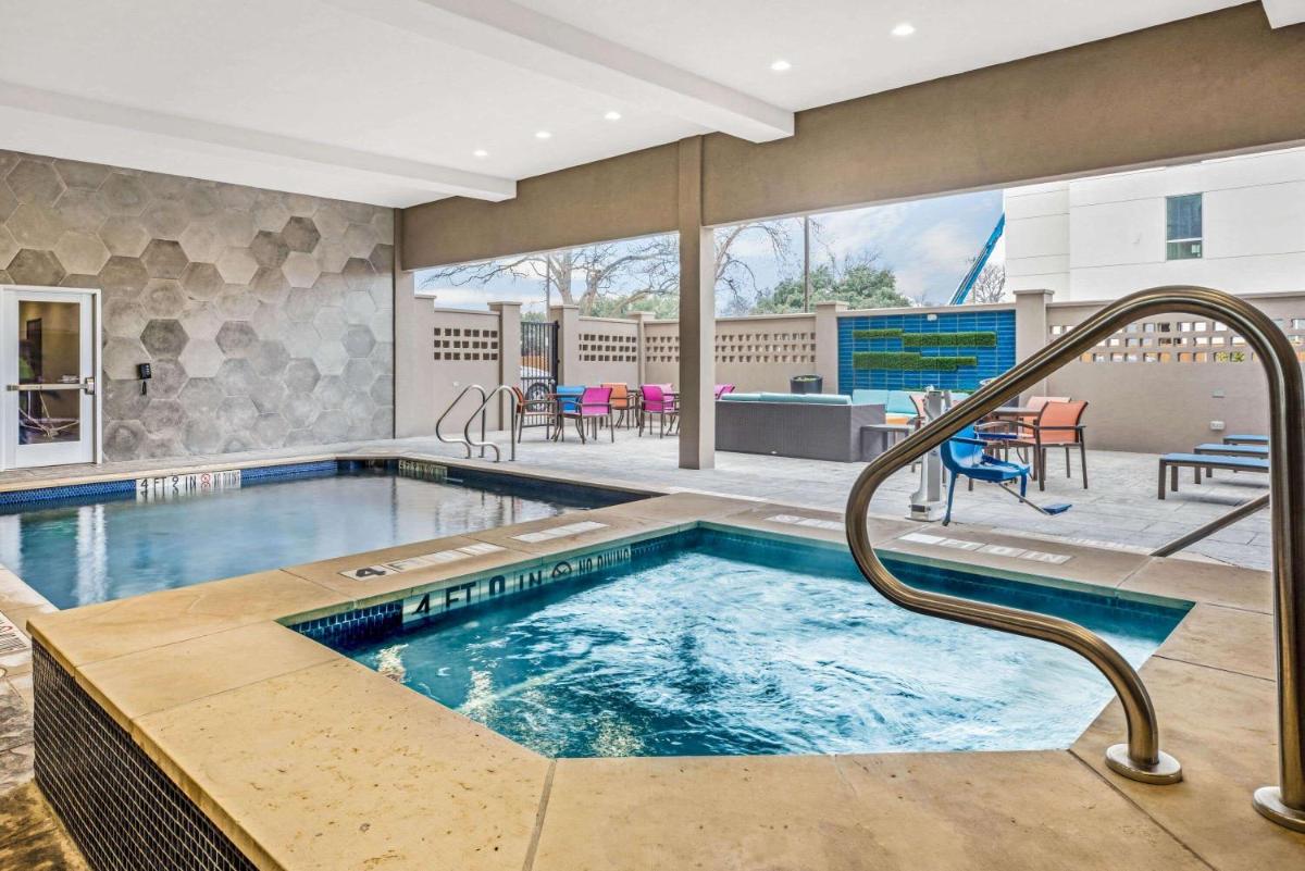 La Quinta by Wyndham Waco Baylor Downtown - Housity
