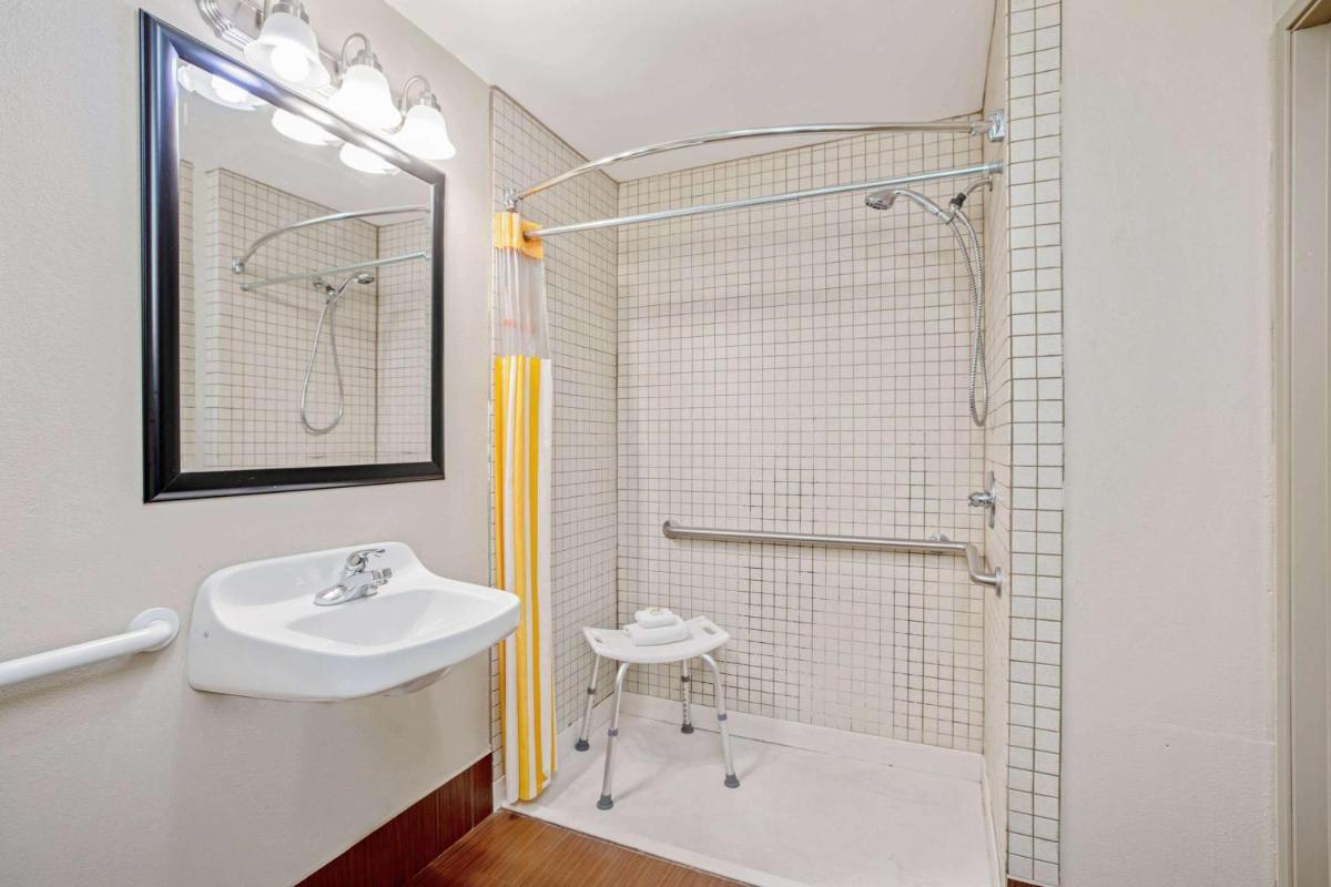 La Quinta by Wyndham Corpus Christi Airport - Housity