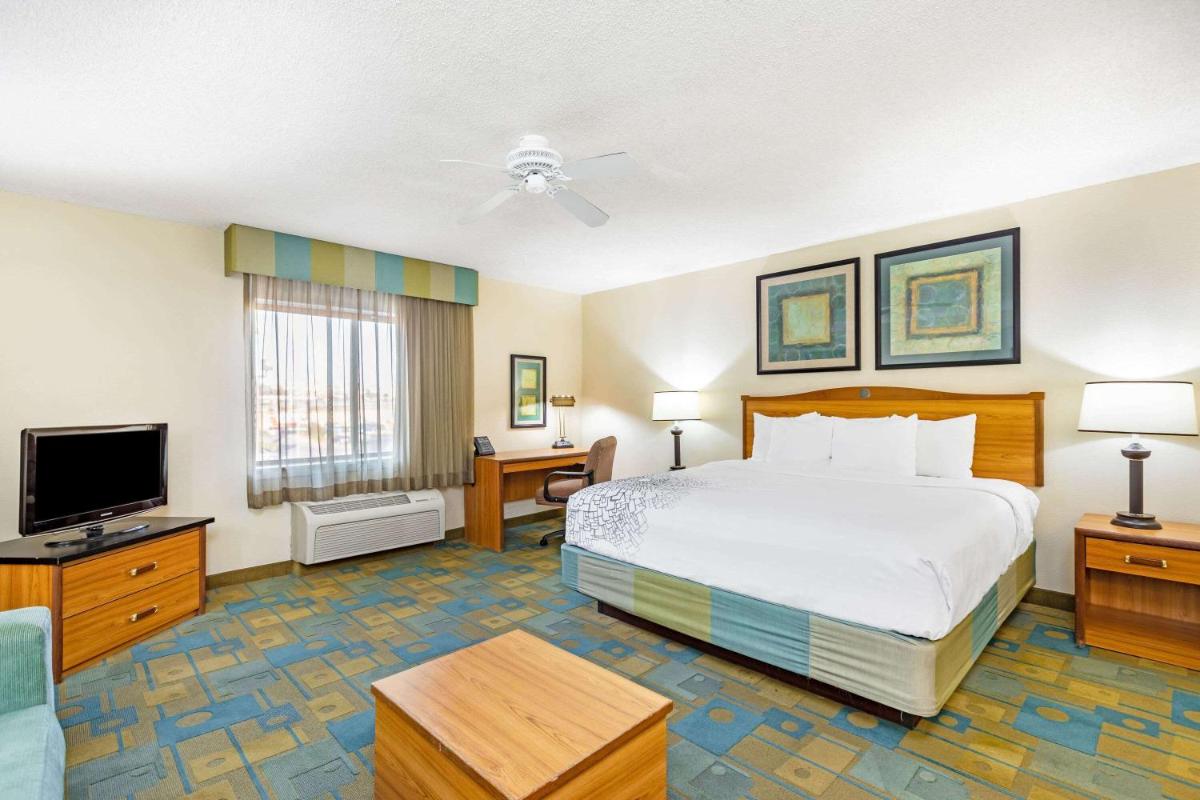 La Quinta by Wyndham El Paso East - Housity