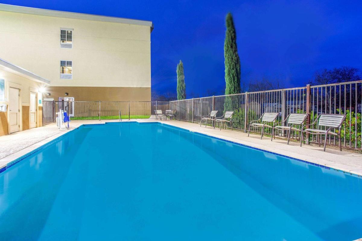 La Quinta by Wyndham Gonzales TX - Housity