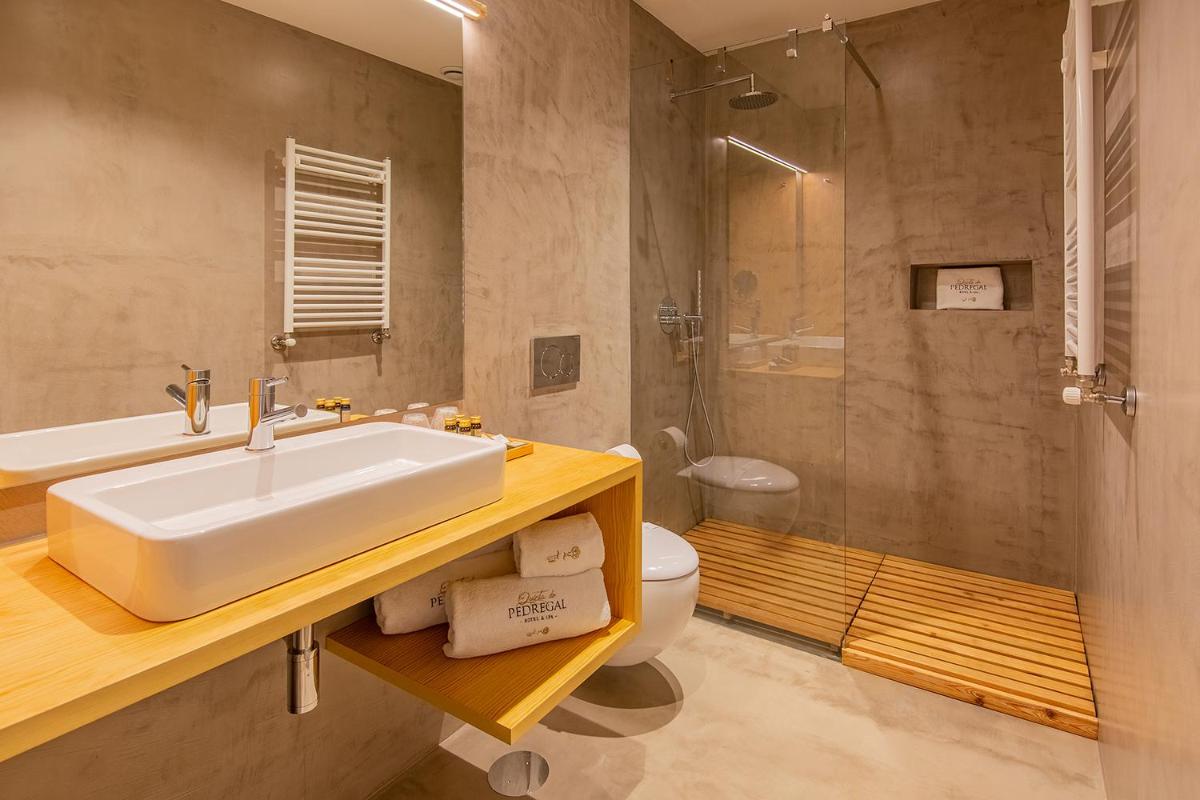 Uma casa de banho em Quinta do Pedregal Hotel & Spa