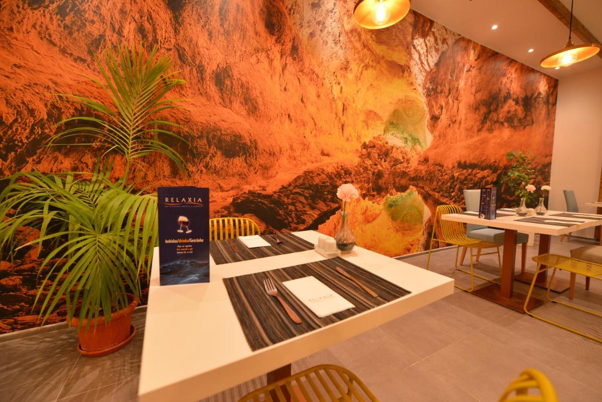 Un restaurante o sitio para comer en Relaxia Lanzasur Club - Aqualava Water Park