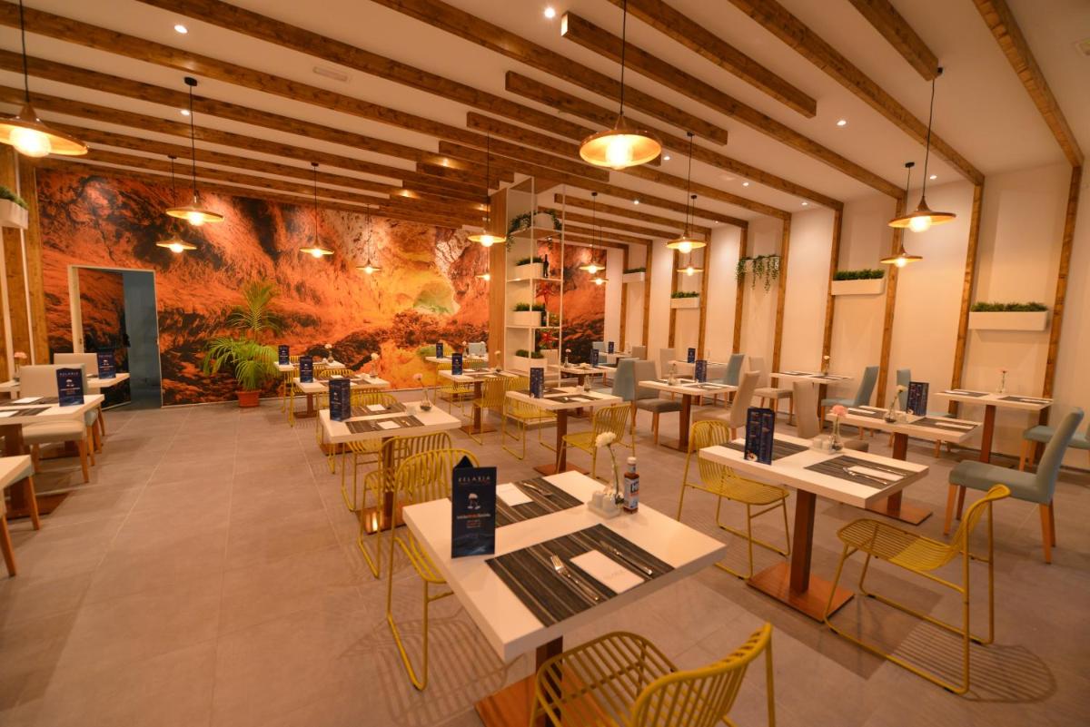Un restaurante o sitio para comer en Relaxia Lanzasur Club - Aqualava Water Park