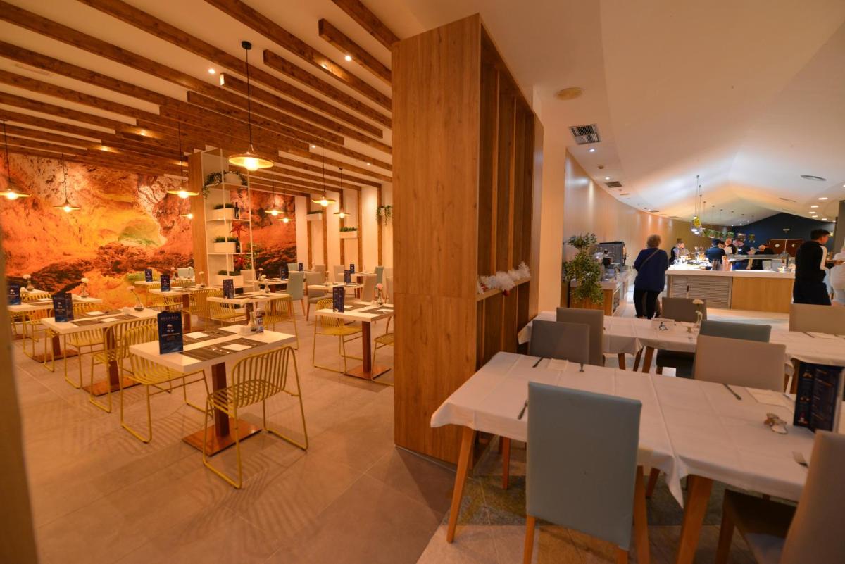 Un restaurante o sitio para comer en Relaxia Lanzasur Club - Aqualava Water Park