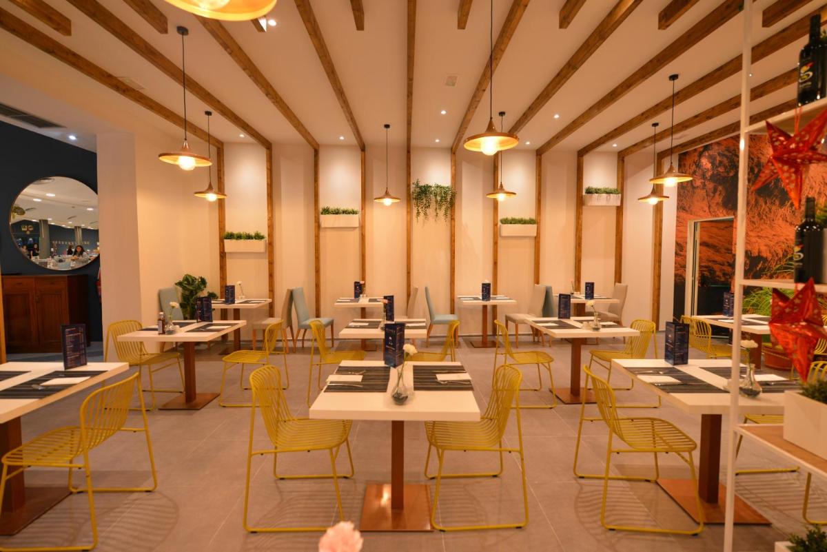 Un restaurante o sitio para comer en Relaxia Lanzasur Club - Aqualava Water Park