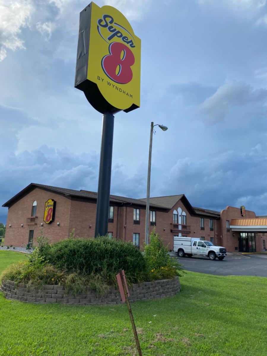 Super 8 by Wyndham Metropolis - Housity
