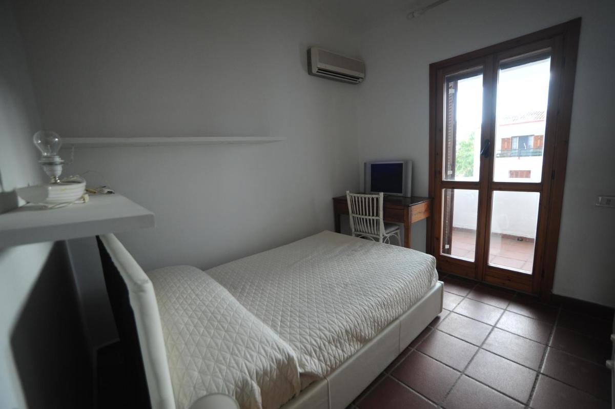LA BRICOLA VILLA FRONTE DARSENA 4 Camere da Letto - Housity