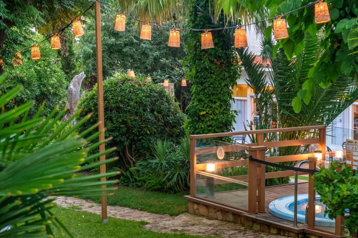 Jardín al aire libre en Hotel GHT Neptuno-Tossa & Venus SPA