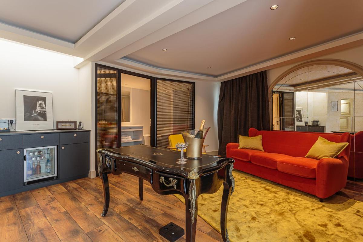 Coin salon dans l'établissement Grand Tonic Hotel & SPA NUXE