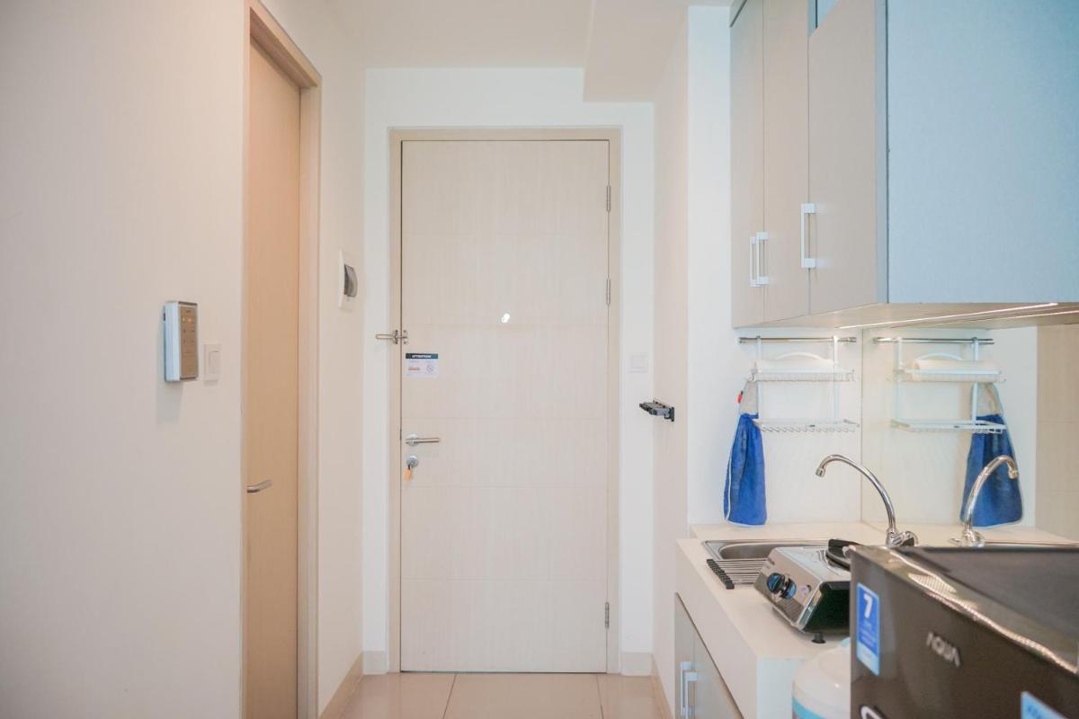 Cozy and Relax Studio Room at Tree Park City BSD Apartment By Travelio - Housity